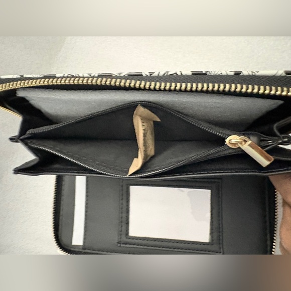 Betsey Johnson NWT Skull Rose Zip-Around Wristlet Wallet Black White - Picture 12 of 13